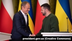 Ukrainian President Volodymyr Zelenskiy (right) meets in January with Polish Prime Minister Donald Tusk.