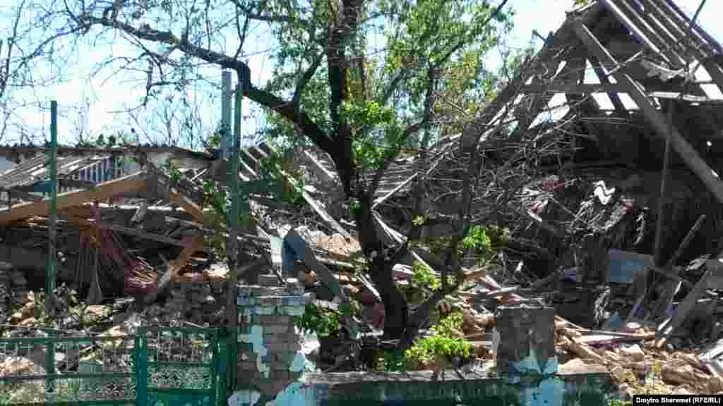 За час російської окупації у селі Давидів Брід не залишилося жодної неушкодженої будівлі. Фото від 9 травня 2023 року