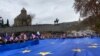 Georgienii demonstrează la Tbilisi în sprijinul aderării la Uniunea Europeană cu un mare steag UE. 9 decembrie 2023 (Foto: Nastasia Arabuli, RFE/RL)