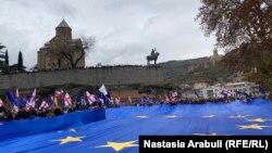 Georgienii demonstrează la Tbilisi în sprijinul aderării la Uniunea Europeană cu un mare steag UE. 9 decembrie 2023 (Foto: Nastasia Arabuli, RFE/RL)