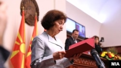 Prima femeie președinte al Macedoniei de Nord, Gordana Siljanovska-Davkova, rostind jurământul, 12 mai 2024.