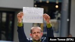 Гражданин се появи пред Съдебната палата в София със саморъчно направен плакат, според който опитът за атентат всъщност е "активно мероприятие".