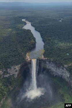  Водопадът Кайетур 