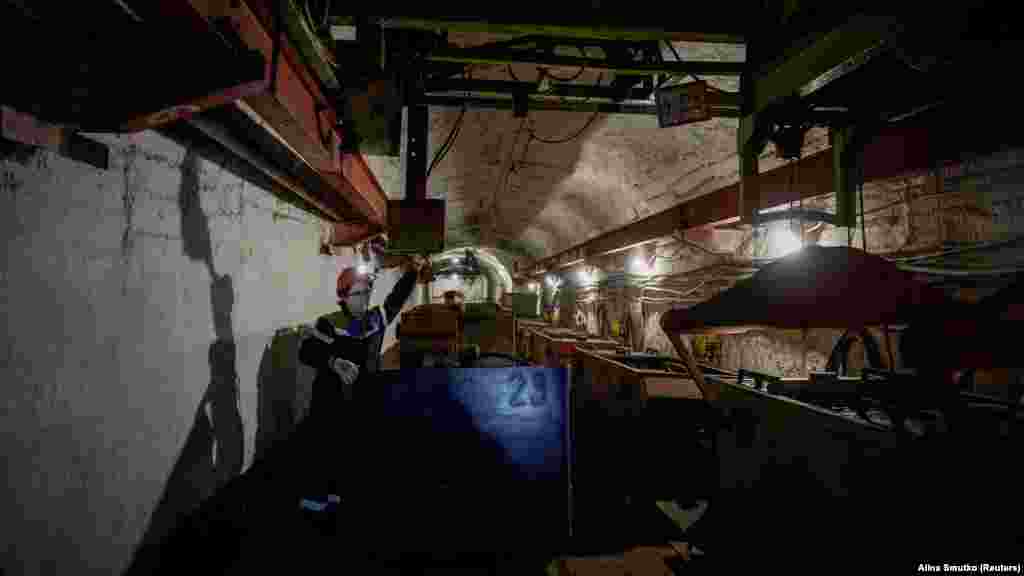 A négyszázhetven méteres mélységben dolgozó Krisztina a bányavonatok karbantartásáért felel, amelyek négy kilométeren keresztül szállítják a munkásokat az emelőaknától a szénfúrásokig