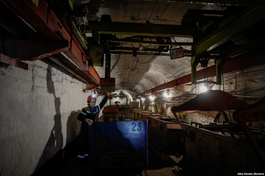 Duke punuar në një thellësi prej 470 metrash, Krystyna është përgjegjëse për mirëmbajtjen e trenave të minierës që transportojnë punëtorë mbi 4 kilometra nga boshti i ashensorit për në shtresat eNjë grua drejton një ashensor në minierë. Industria e qymyrit në Ukrainë, dikur një nga më të mëdhatë në Evropë, ka pësuar dekada rënie që nga rënia e Bashkimit Sovjetik. Në një fushë që dikur ishte ekskluzivisht mashkullore, gratë po përballen me sfidën e punës në minierat e saj. mihjes së qymyrit. ​