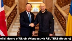 Прем’єр-міністр України Денис Шмигаль (п) із міністром закордонних справ Великої Британії Девідом Камероном 