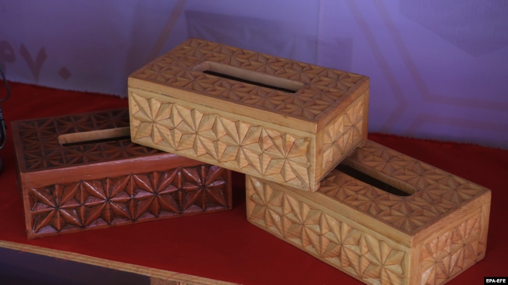Sebbene le sculture in legno avessero un significato simbolico nel Nuristan preislamico, gli artigiani provenivano da Bari, una casta inferiore, che non era considerata membro della società gerarchica del Nuristan.