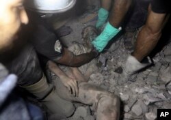 Izvlačenje ranjene djevojčice iz ruševina uništene zgrade nakon izraelskog zračnog napada na izbjeglički kamp Khan Younis, 7. novembra