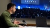 Zelenszkij hétfőn, 2023. október 9-én a NATO koppenhágai parlamenti közgyűlése előtt mondott beszédet videókapcsolat segítségével