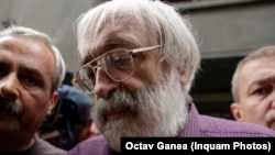 Liderul rețelei, care funcționa sub masca tantrismului, este Gregorian Bivolaru, de 71 de ani. El a fost arestat într-o casă din Ivry-sur-Seine, în Val-de-Marne, unde, potrivit mărturiilor victimelor, și-ar fi adus adepții pentru „inițieri sexuale” de yoga tantrică.