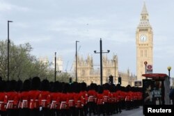 Vojne trupe pod punom opremom, dio ceremonije krunisanja novog kralja, marširaju preko Vestminsterskog mosta.