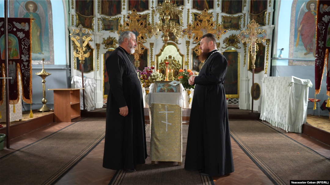 Vasile Enache (stânga), preot paroh în satul Ișnovăț, raionul Criuleni și Teodor Pelin, preot paroh în Dubăsarii Vechi, Criuleni au fost caterisiți de Mitropolia Moldovei după ce au trecut la Mitropolia Basarabiei.