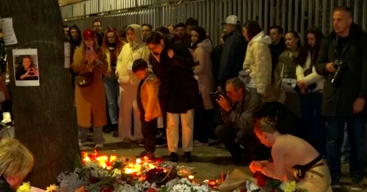Serbs And Expat Russians Honor Navalny Outside Russian Embassy In Belgrade