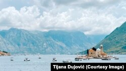 U Bokokotorskom zalvu brojne barke, gliseri i brodovi dovoze putnike na ostrvo Gospa od škrpjela, Perast, jun 2024.