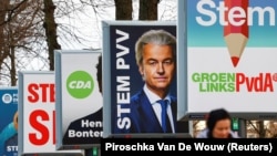 تصویر خیرت ویلدرس بر بنرهای تبلیغاتی در لاهه هلند پیش از برگزاری انتخابات پارلمانی اخیر این کشور 