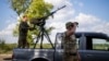 Украински военнослужещи от антидроновия отряд търсят руски дронове в посока Авдийвка, Украйна, понеделник, 6 май 2024 г.