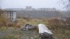 Поваленный памятник полякам – жертвам политических репрессий в поселке Рудник вблизи Воркуты, РФ. Фотография: 7x7 (Courtesy Photo)