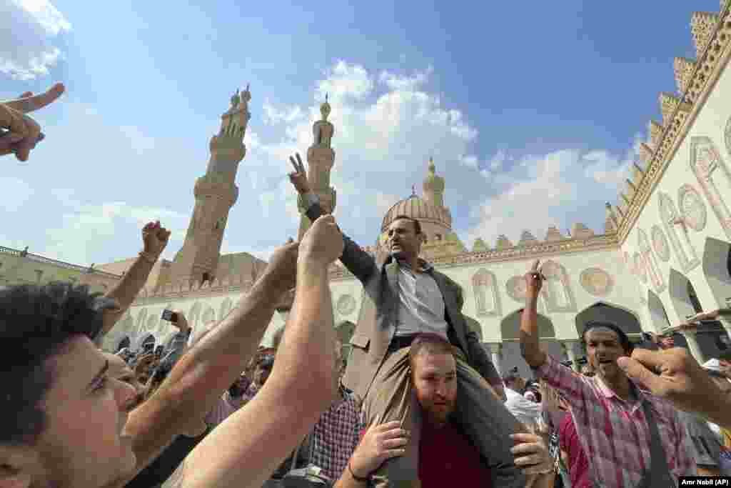 Demonstranti uzvikuju antiizraelske slogane posle molitve petkom u džamiji Al-Azhar, jednoj od najvažnijih institucija u sunitskom islamu, Kairo 13. oktobar 2023.