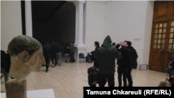 ცრემლსადენი აირით და წყლის ჭავლით დაშავებული მოქალაქეები ეროვნულ გალერეაში აფარებენ თავს - 8 მარტი, 2023 წელი 