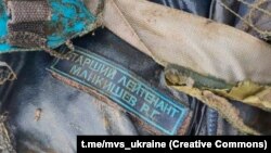 Відомство оприлюднило фотографію останків і нагрудного шеврона військового