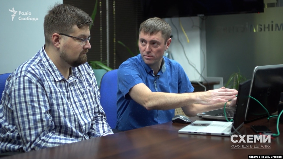 Expertul în securitatea informației, Serhiy Denysenko (dreapta), discută cu jurnalistul Kyrylo Ovsyaniy.