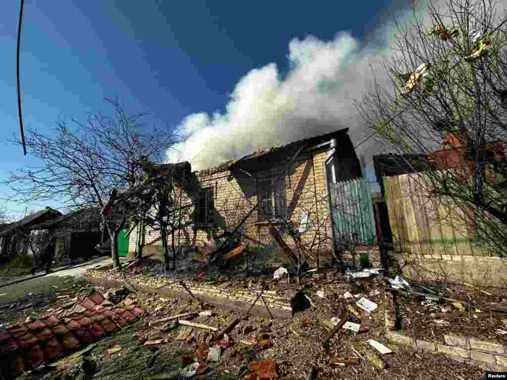 Një shtëpi duke u djegur në Herson nga sulmet ruse me raketa më 9 mars.&nbsp;