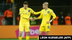 Atacantul ucrainean Oleksandr Pikhalonok și mijlocașul Mykhaylo Mudryk, unul din cei mai bine cotați tineri jucători din lume, după ce țara lor a ratat calificarea directă la Euro, în urma egalului (1-1) de luni cu Italia. Meciul s-a jucat la Leverkusen, în Germania.