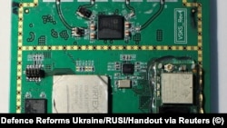 Микрочип од американско производство за кој Украина тврди дека е отстранет од руски дрон.