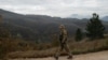 Një ushtar i KFOR-it duke patrulluar në veri të Kosovës.