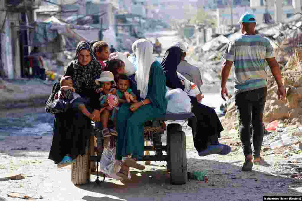 Gra e fëmijë palestinezë të ngarkuar në një qerre duke shkuar drejt Han Junisit.&nbsp;