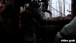 Окопи українських бійців на передовій у лісі поблизу Кремінної