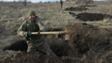 Военнослужащий 42-й механизированной бригады ВСУ роет окопы во время полевых военных учений в Донецкой области, 6 декабря 2023 года