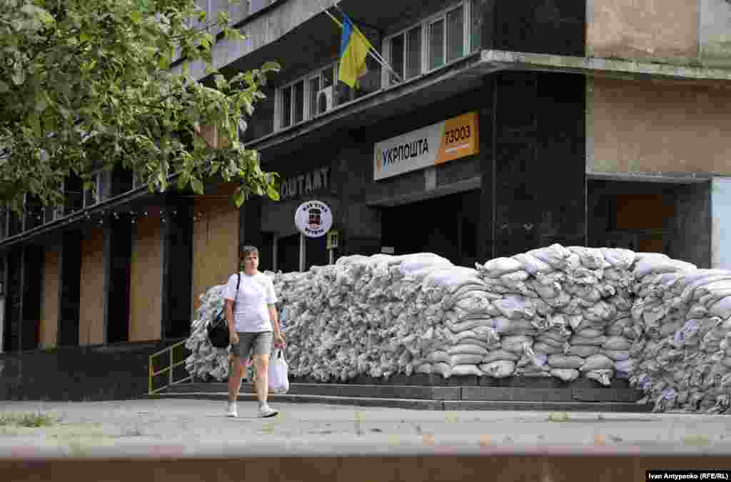 Головне відділення &laquo;Укрпошти&raquo; в центрі Херсона, обкладене мішками з піском, серпень 2024 року