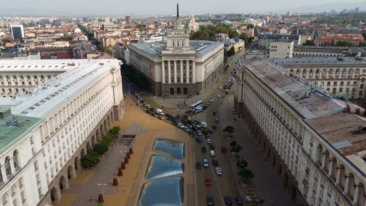 Откъртени части от тавана, течове и влага. От откриването му