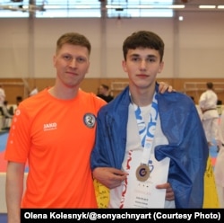 Петро Клименко (зліва) з каратистом збірної України на змаганнях у Чехії