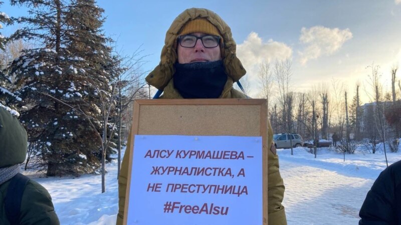 Абактагы журналист Алсу Курмашеваны колдогон орусиялык активистке айыппул салынды 