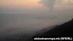 Фотографија од Скопје со магла, смог и загаден воздух.