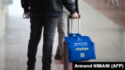 Një person duke udhëtuar nga Aeroporti Ndërkombëtar i Prishtinës "Adem Jashari" më 1 janar 2024, ditën kur hyri në fuqi vendimi për liberalizimin e vizave për Kosovën. 