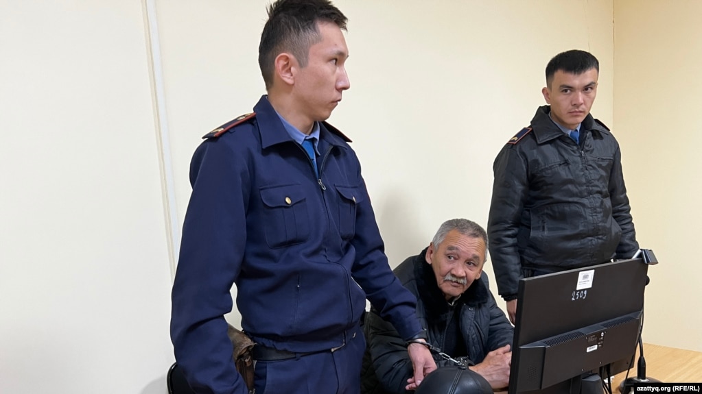 Гражданский активист Амангельды Оразбаев (в центре) на суде по замене ему неотбытой части ограничения свободы на реальный срок. Уральск, 11 октября 2023 года
