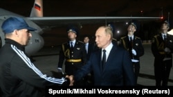 Vladimir Putin (dreapta) l-a întâmpinat pe Vadim Krasikov în timpul unei ceremonii la Aeroportul Internațional Vnukovo din Moscova, Rusia, 1 august 2024.