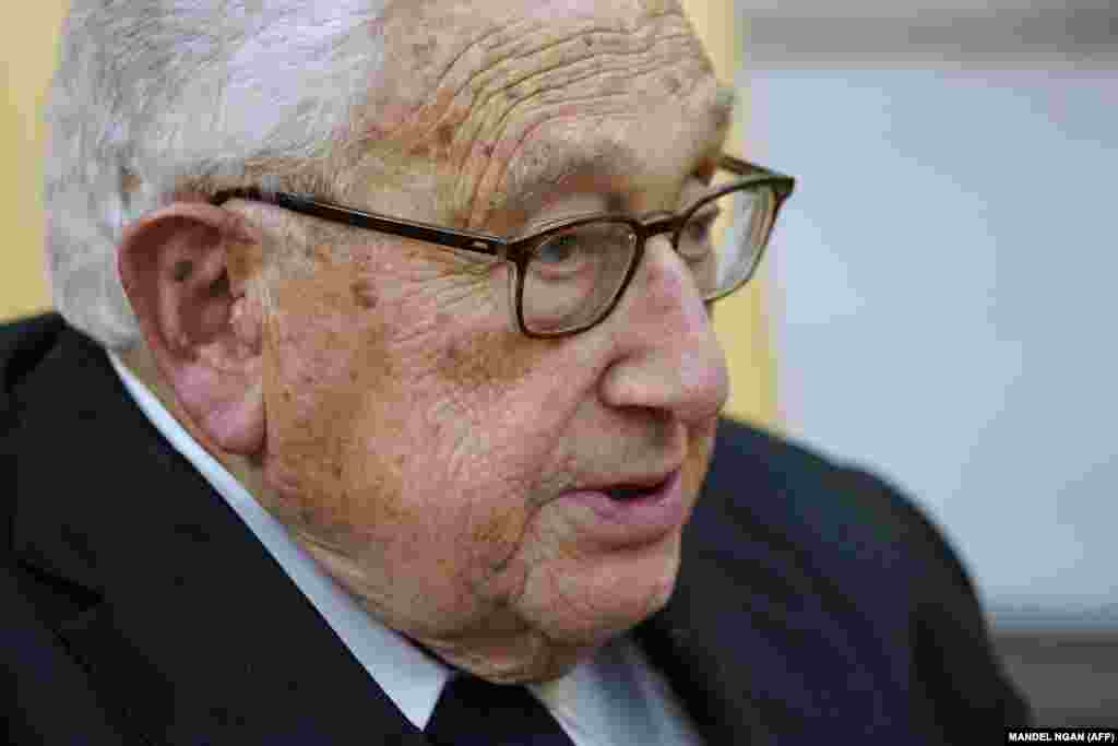 Henry Kissinger volt amerikai külügyminiszter az amerikai elnökkel folytatott megbeszélésen a Fehér Ház Ovális Irodájában, Washingtonban 2017. október 10-én.&nbsp;Heinz Alfred Kissinger 1923. május 27-én született a németországi Fürthben, 1938-ban költözött családjával az Egyesült Államokba. Nevét Henryre angolosítva Kissinger 1943-ban honosított amerikai állampolgár lett, a második világháborúban a hadseregben szolgált Európában, majd ösztöndíjjal a Harvard Egyetemre járt, ahol 1954-ben doktori címet szerzett