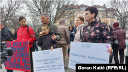 Roditelji traže da im se ne ukida status njegovatelja za sopstvenu djecu. Protesti roditelja djece s poteškoćama, Banjaluka, 29. februar 