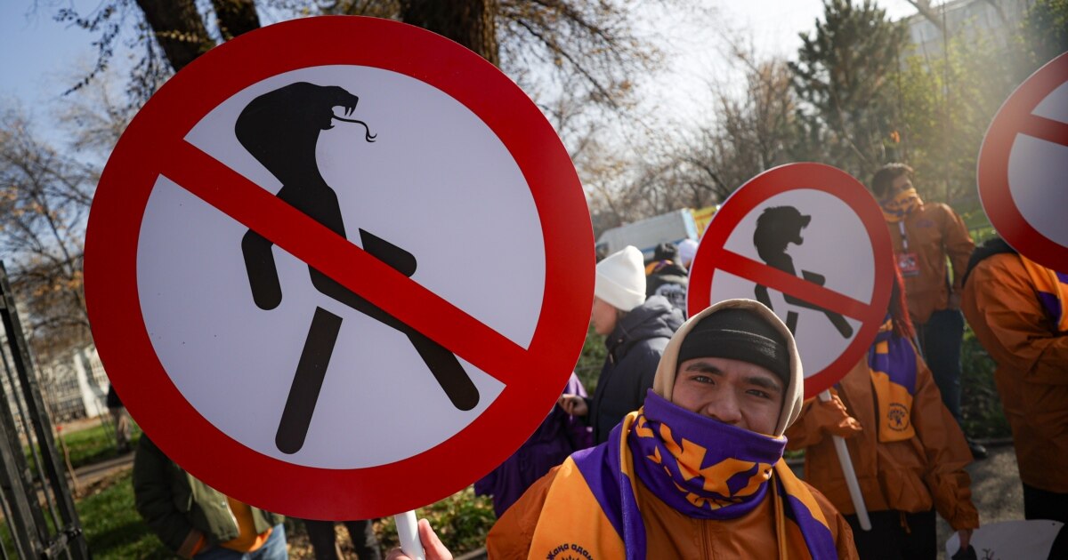 Үлкен пениске қараңыз Атасы келіні менен секс