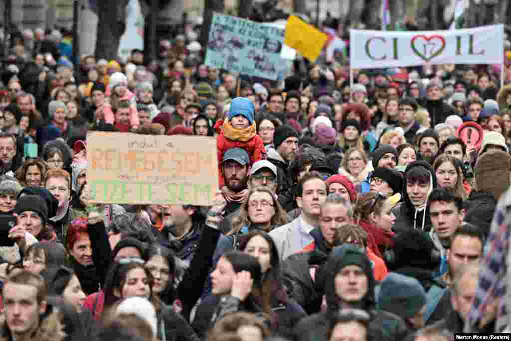 Sindikatat e mësuesve dhe grupet studentore kanë shpenzuar disa muaj duke i dhënë shtytje Qeverisë së Hungarisë që të sigurojë rritje pagash dhe kushte më të mira pune për arsimtarët.