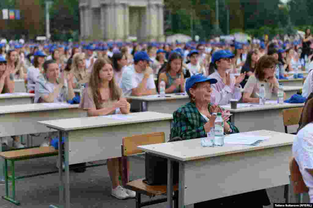 Și-au testat cunoștințele la gramatică persoane de diferite vârste.