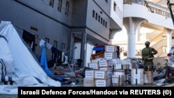 Izraelski vojnik pored kutija s natpisom "Medicinski materijal" u bolničkom kompleksu Al-Shifa, usred njihove kopnene operacije protiv Hamasa, 15. novembar 2023.