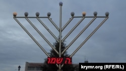 На площади Восставших установили и зажгли праздничный семисвечный светильник менору 9 декабря 2023 года