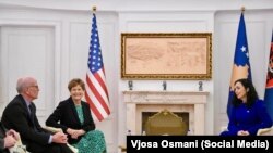 Senatori Peter Welch dhe senatorja Jeanne Shaheen (në mes) gjatë një takimi me presidenten e Kosovës, Vjosa Osmani, 13 tetor 2023.