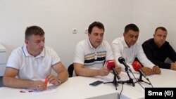 Strahinja Bašević (za mikrofonom) tokom konferencije za medije, Sokolac, Bosna i Hercegovina, 24. avgust 2024.