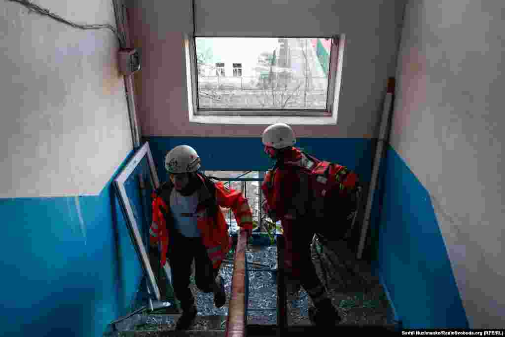 Волонтери загонів швидкого реагування Товариства Червоного Хреста України перевіряють, чи є поранені в пошкодженому будинку. Наразі відомо про 5 постраждалих киян, серед них &ndash; 11-річна дитина
